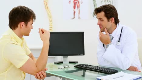 un joven médico hablando con su paciente
