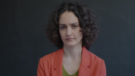 una mujer con una expresión preocupada.