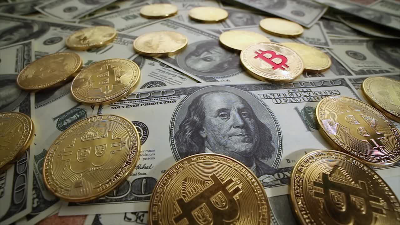 monedas de oro bit btc monedas y billetes de dólar.