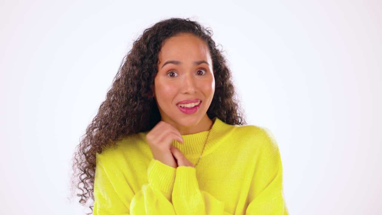 wow, conmocionado y retrato de una mujer riendo