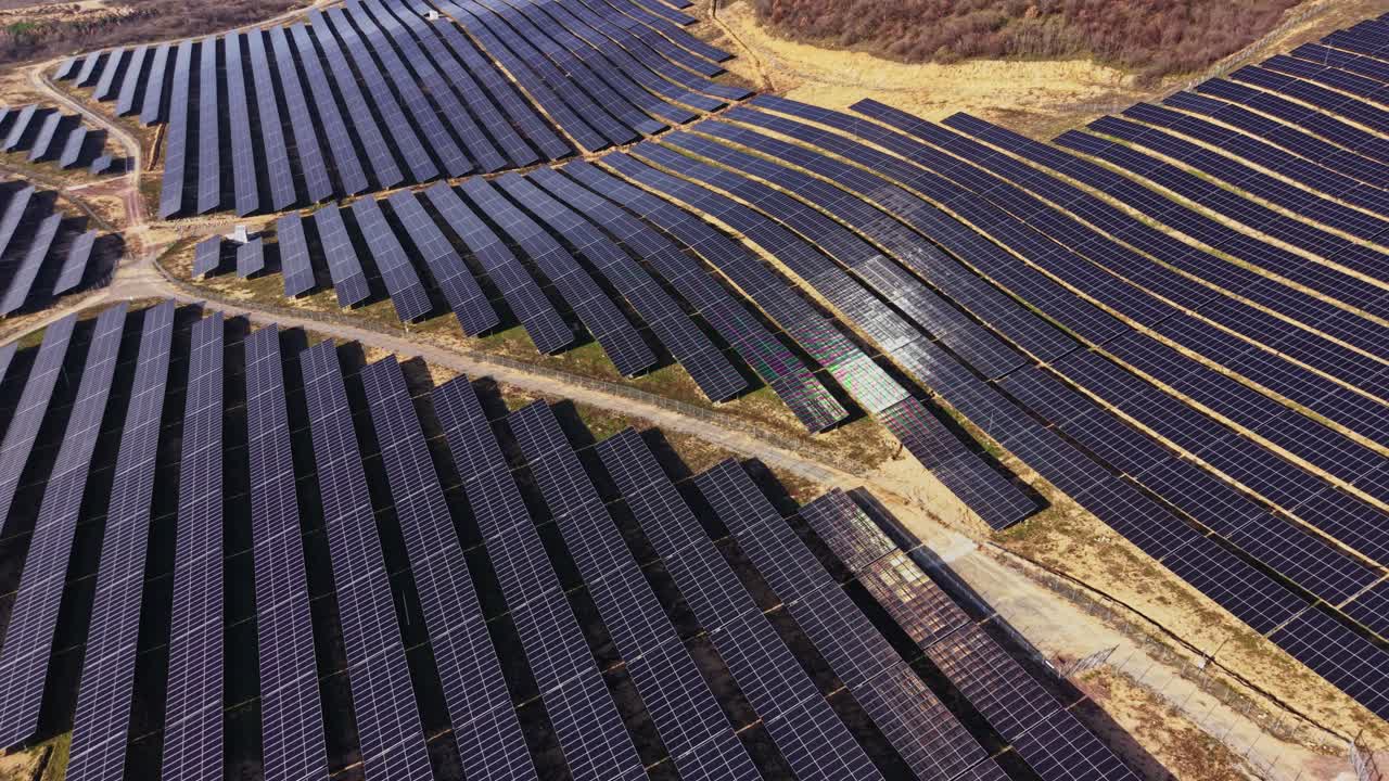 Solpaneler arrangeret i rækker på et vedvarende energianlæg