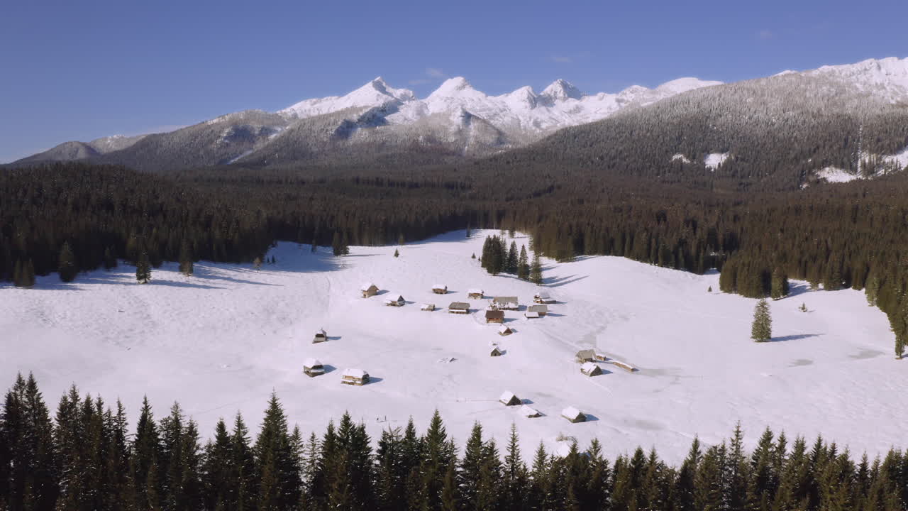зимняя деревня в горах