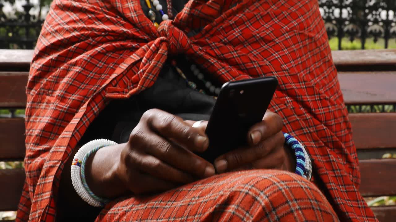 휴대 전화를 사용하는 부족 남자 4k