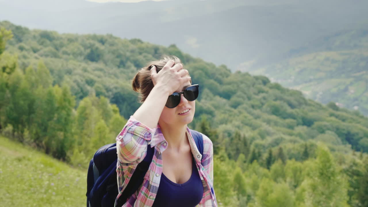 una turista muy cansada con una mochila sube el camino de la montaña fuerza de voluntad y resistencia física
