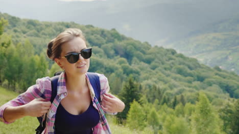 una turista muy cansada con una mochila sube el camino de la montaña fuerza de voluntad y resistencia física