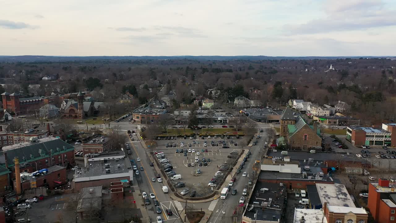 disparo aéreo volando sobre un estacionamiento en un suburbio de boston, massachusetts