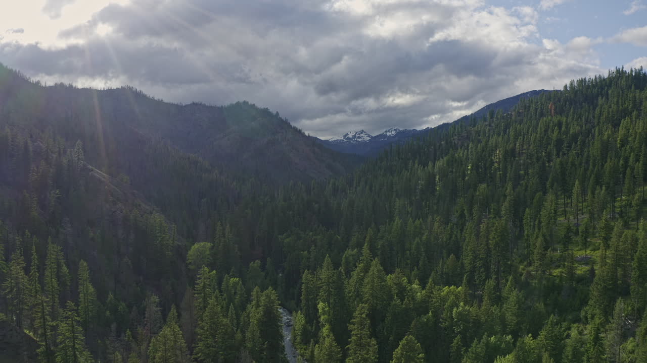 teanaway forest washington aerial v4 dolly en una toma de rayos solares sobre las montañas en cascada y el bosque salvaje - junio de 2020