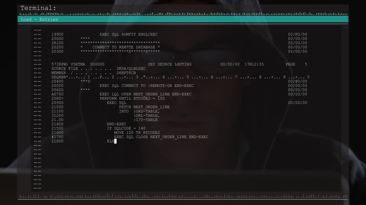 컴퓨터를 사용하는 남성 해커를 통해 컴퓨터 화면에서 데이터 처리의 애니메이션