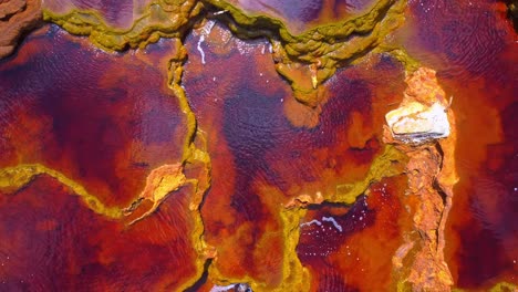 texturas coloridas en el terreno arenoso en el sitio de la mina en huelva