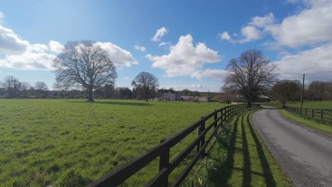 Casa-De-Campo-Irlandesa-Con-Valla-Y-Camino-De-Entrada-Hermosos-árboles-Y-Narcisos-En-Una-Brillante-Mañana-De-Primavera