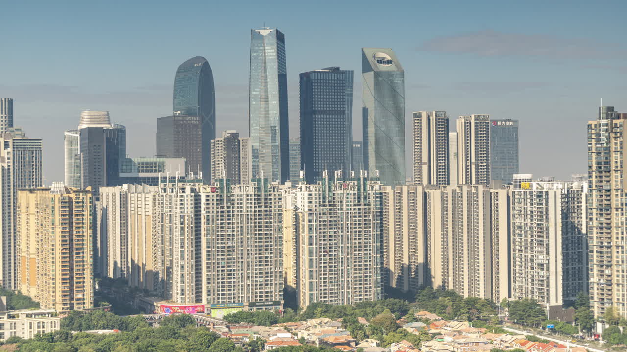 Horizonte Moderno da Cidade com Edifícios Altos e Blocos Residenciais