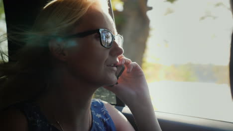 mujer hablando por telefono en coche