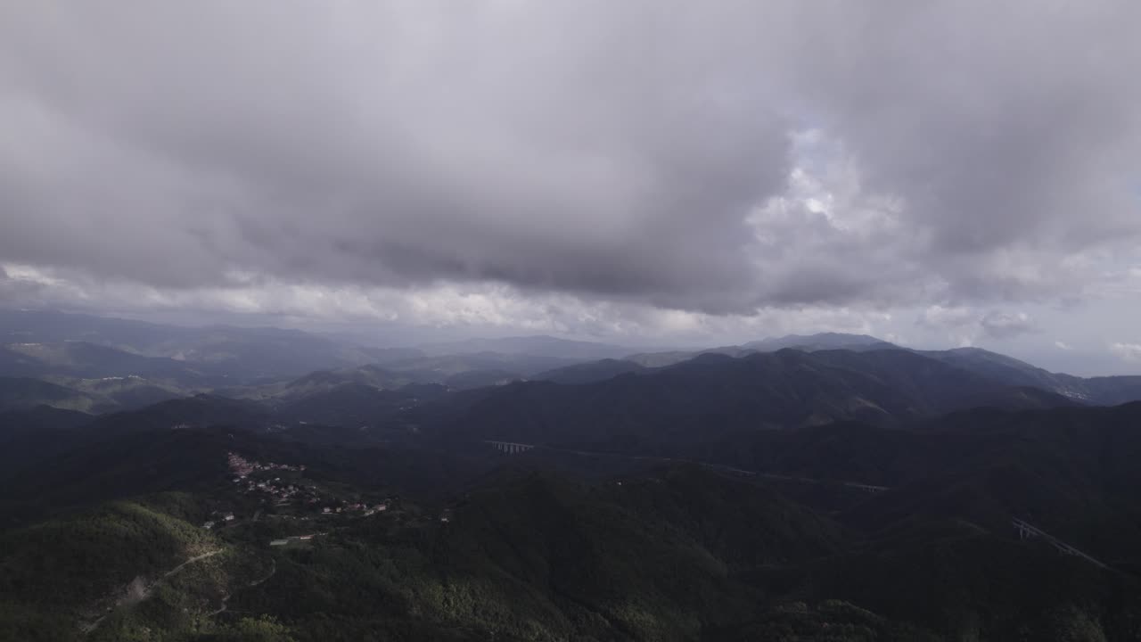 fascinante video grabado sobre los pinos voladores del paso de bracco en italia, en el fondo el mar y la playa de deiva marina