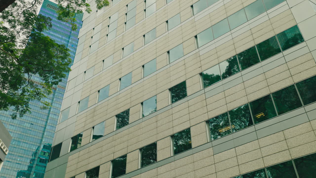 edificio de oficinas moderno en una ciudad