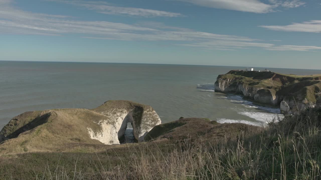 Vidvinkelbild av vita klippor som omger Flamborough Head fyr.