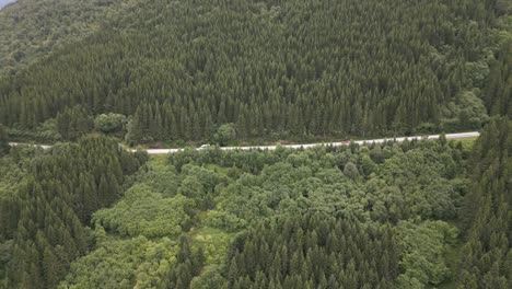 Caravanas-Y-Automóviles-Que-Bajan-Desde-Vikafjell-Hasta-Vikøyri-En-La-Carretera-Riksveg-13,-Rv13,-En-Noruega.