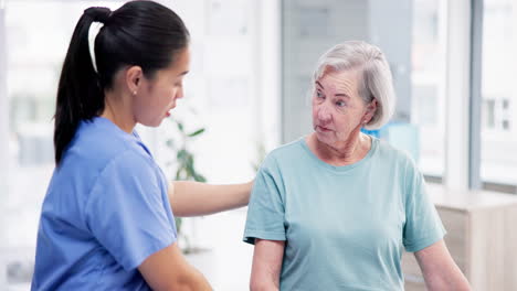 fisioterapia, pesas y mujer vieja