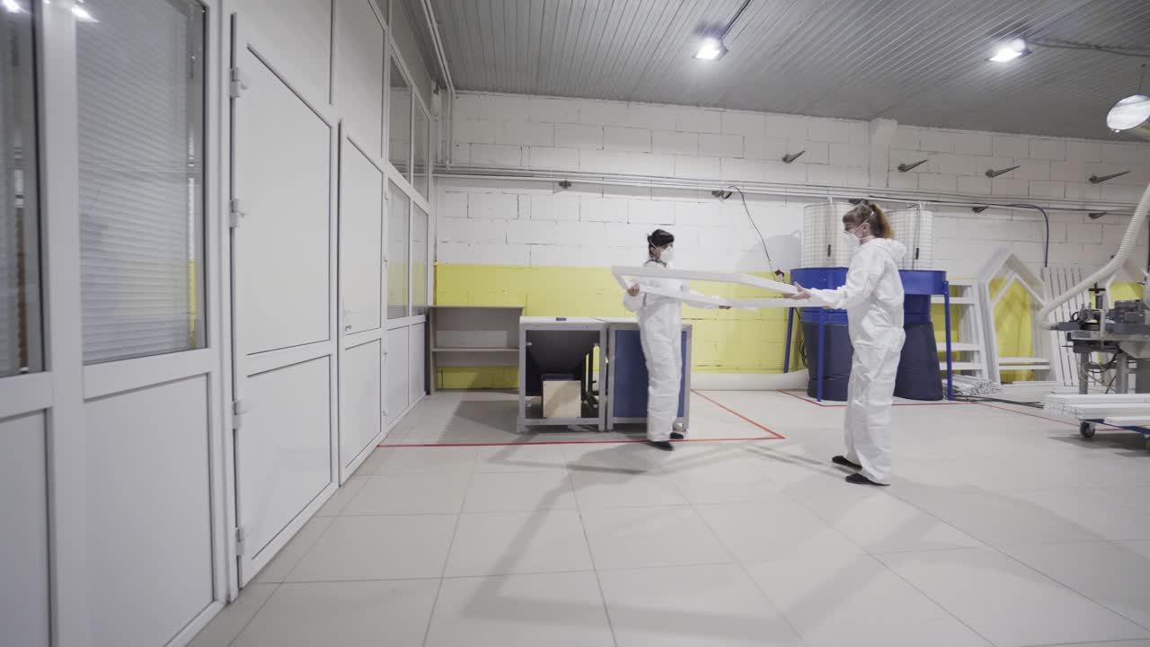 trabajadores de fábricas que manejan materiales de construcción