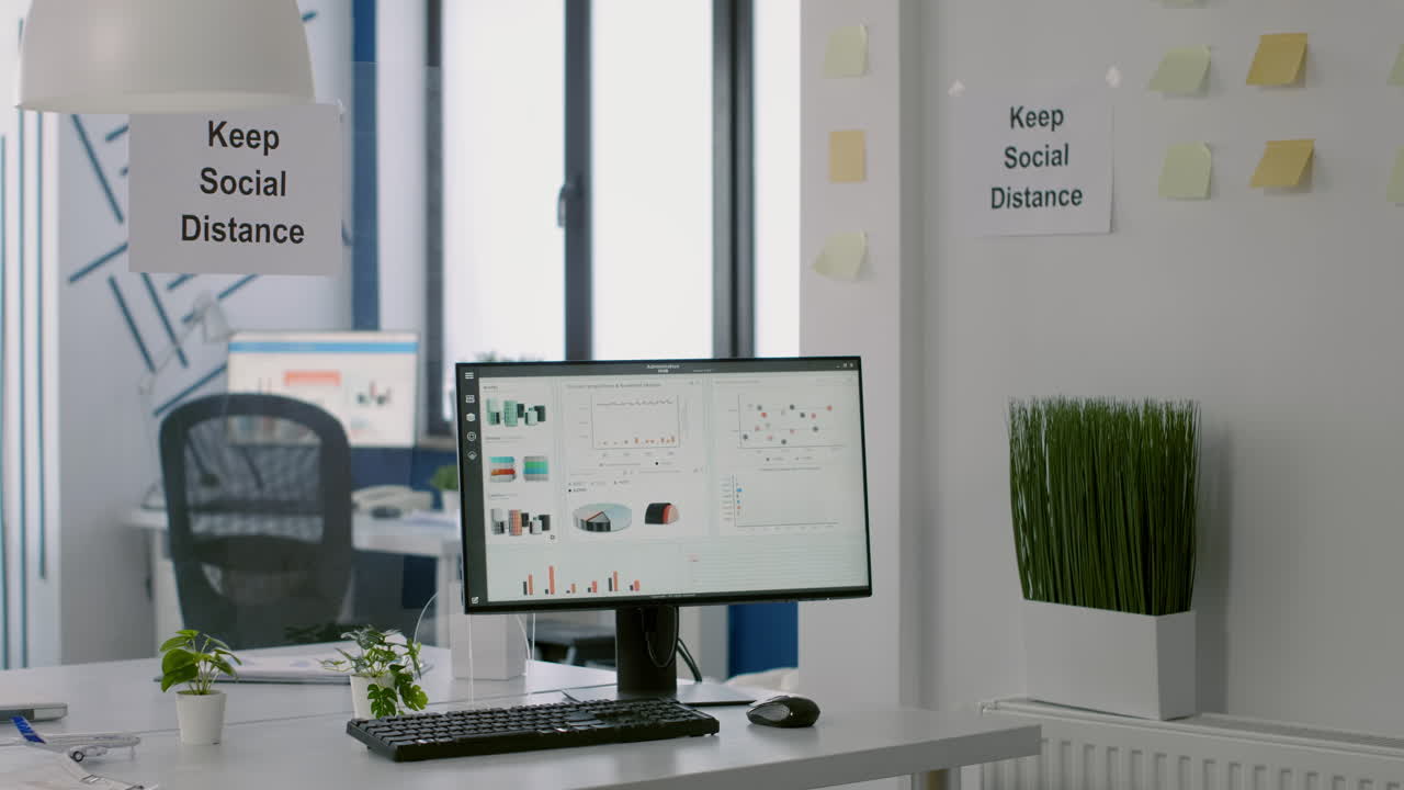 современное пустое офисное пространство во время пандемии коронавируса covid-19