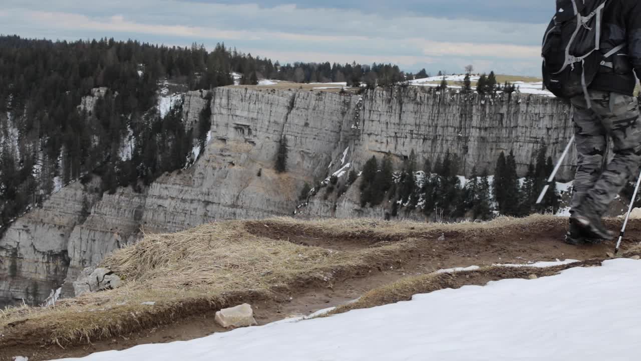 dos hombres en equipo de senderismo de invierno mochileros a través del paisaje alpino nevado de invierno