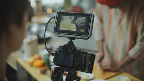 primer plano de la cámara grabando comida blogger cortando ingredientes