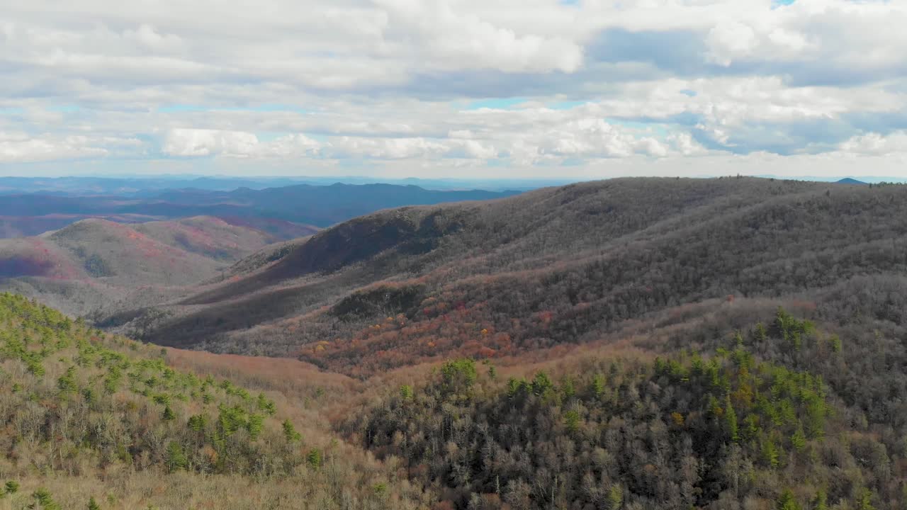 video aéreo de drones de 4k de los acantilados de la cala perdida en la avenida blue ridge cerca de linville, nc