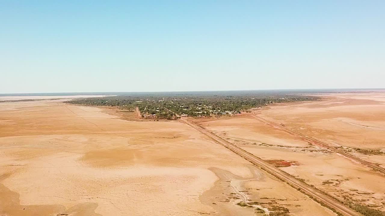 amplio espectáculo aéreo del derbi del municipio, en el oeste de australia, que muestra la ciudad y las enormes marismas áridas que la rodean.