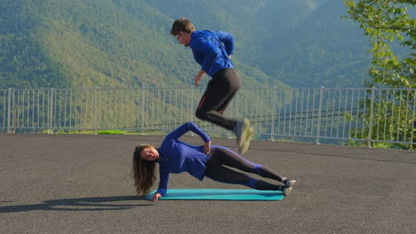 ejercicio de tabla al aire libre con entrenador