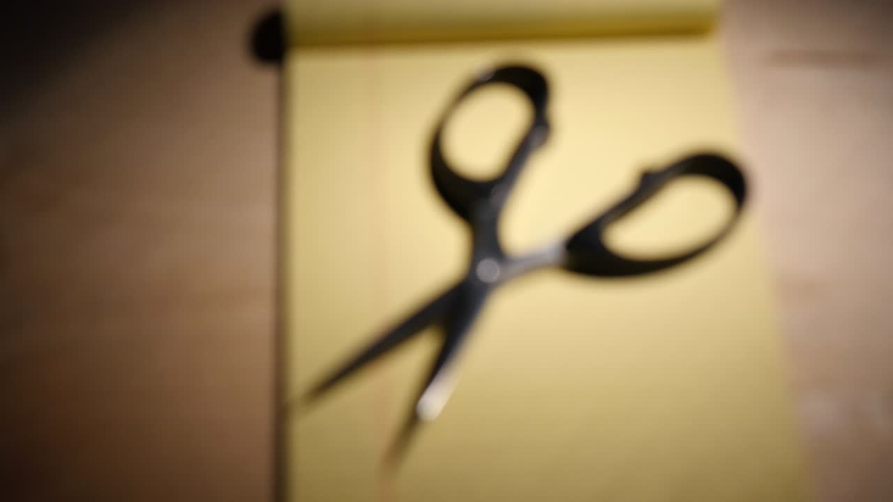 Scissors and note paper turning