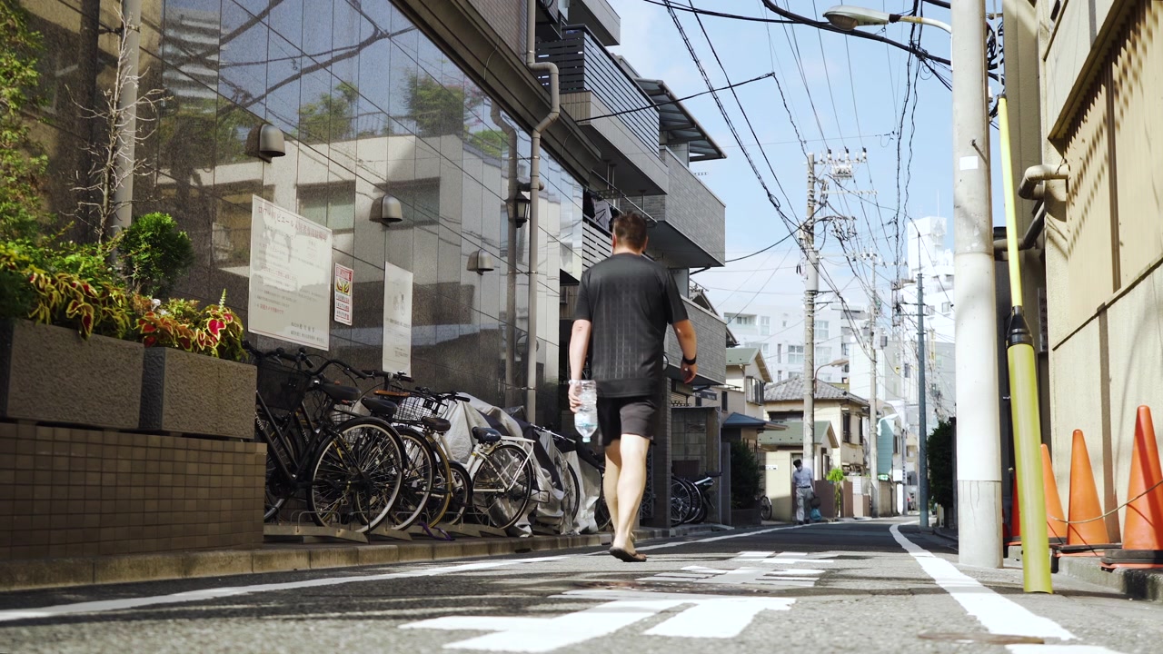 日本の静かな東京の通りにある駐輪場に停められた自転車。