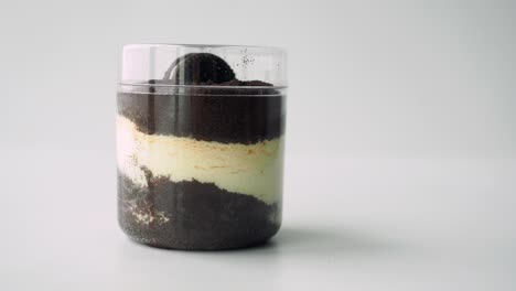 delicioso postre de oreo en una taza