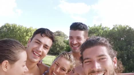 amigos felices disfrutando en la piscina