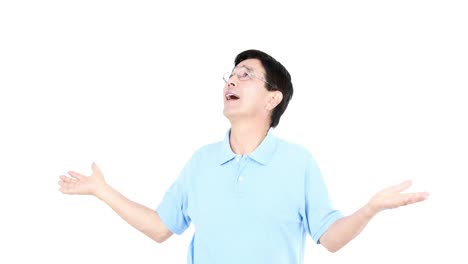 중년 아시아인 남자가 몸짓을 하고 있습니다.
