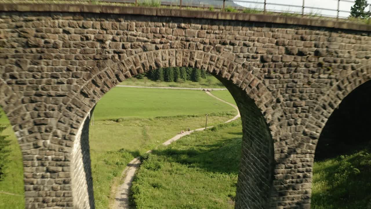 슬로바키아의 숲 위로 날아가 chmarocsky 육교 아래로 하강