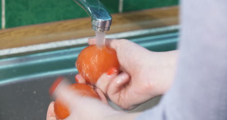 Las-Manos-De-Las-Mujeres-Lavan-Verduras-Frescas-Limpiando-Tomates-1