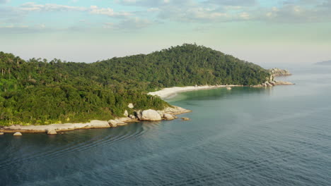Aerial-view-of-one-of-the-most-paradisiac-islands-in-Brazil,-Campeche-Island,-Florianopolis,-Santa-Catarina