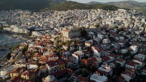 Luftaufnahme-Der-Stadt-Kavala-Im-Norden-Griechenlands-Mit-Darstellung-Des-Hafens,-Der-Alten-Festung,-Des-Wellenbrechers-Und-Der-Felsigen-Küsten