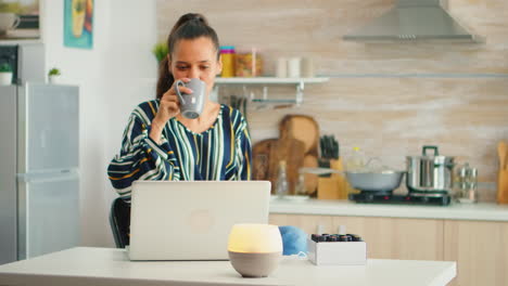 Drinking-coffe-and-working-with-aromatherapy