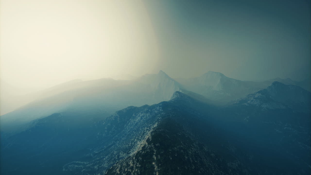 la dramática cordillera bajo un cielo nebuloso al amanecer revelando paisajes panorámicos