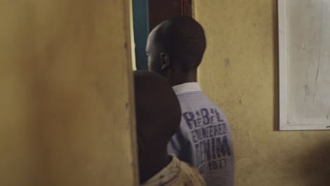 Niños-Entering-Classroom-in-Nigeria