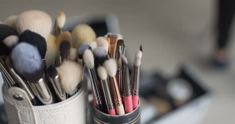 juego de brochas para maquillaje en la mesa 2