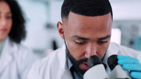 hombre, científico y microscopio en el laboratorio
