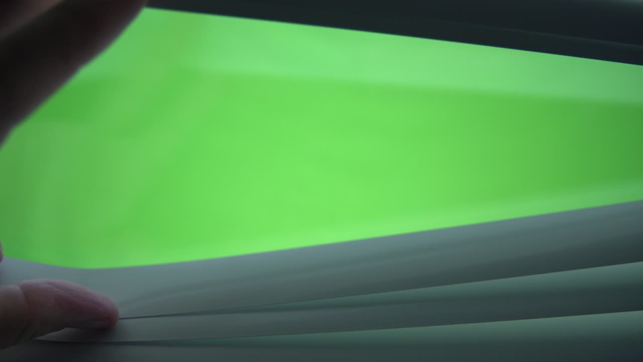 4k. abre las celosías con la mano. pantalla verde.