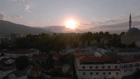 tiro de drone al atardecer del barrio de skopje