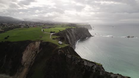 Small-chapel,-Ermita-de-la-Regalina,-above-the-steep-cliffs-on-the-coast-of-Asturias,-Spain