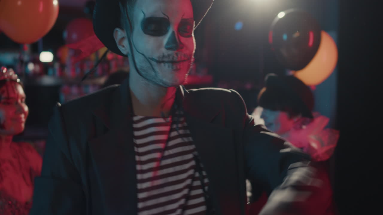 un joven mirando a la cámara.