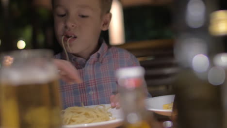 Niño-Divertido-Comiendo-Pasta-En-La-Cafetería