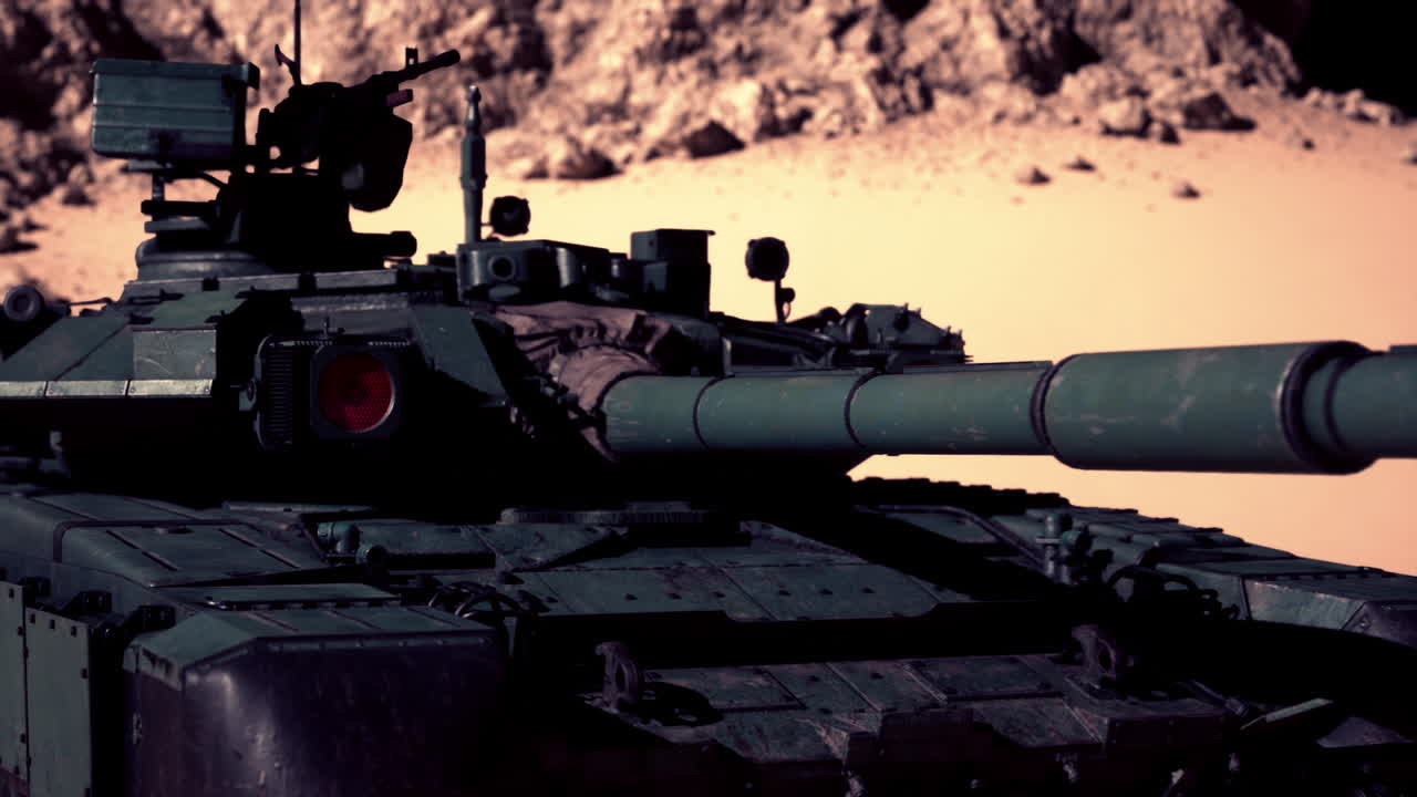 военный танк в пустыне