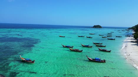 Barcos-De-Cola-Larga-Playa-Acantilado-Rocoso-Isla-Mar-Azul-Turquesa