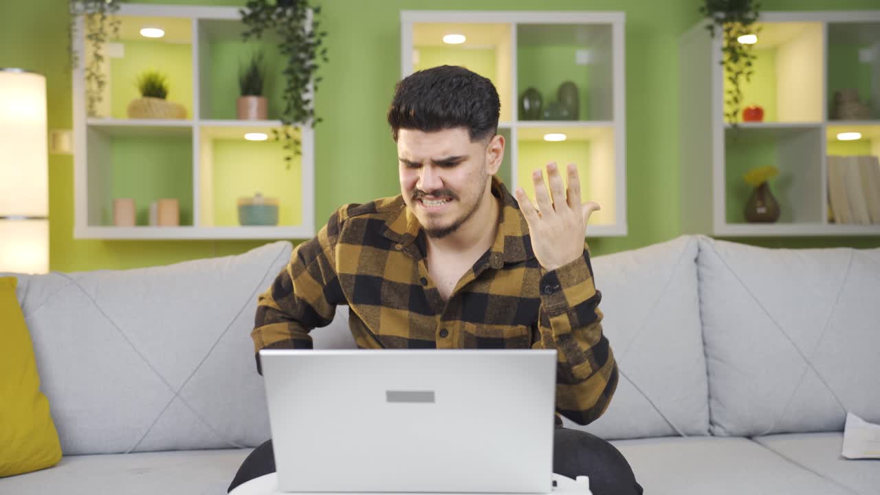 trabajador de oficina en casa cuyo trabajo no va bien.